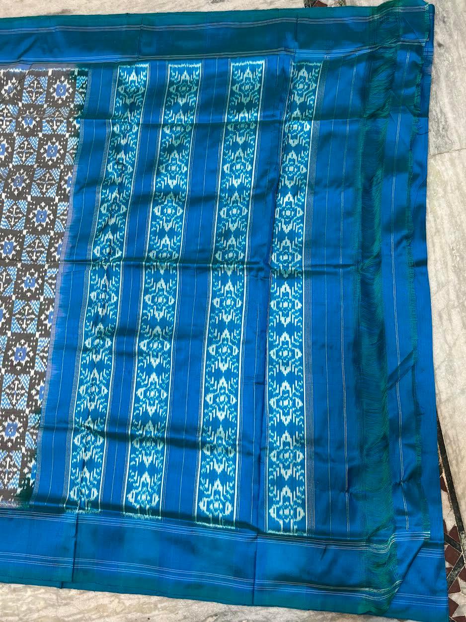 Authentic Pochampally Ikkat Pure Silk Saree β Charcoal Grey & Royal Blue Geometric Pattern with Contrast Border | Handloom Pattu Saree for Weddings - pochampallysarees.com