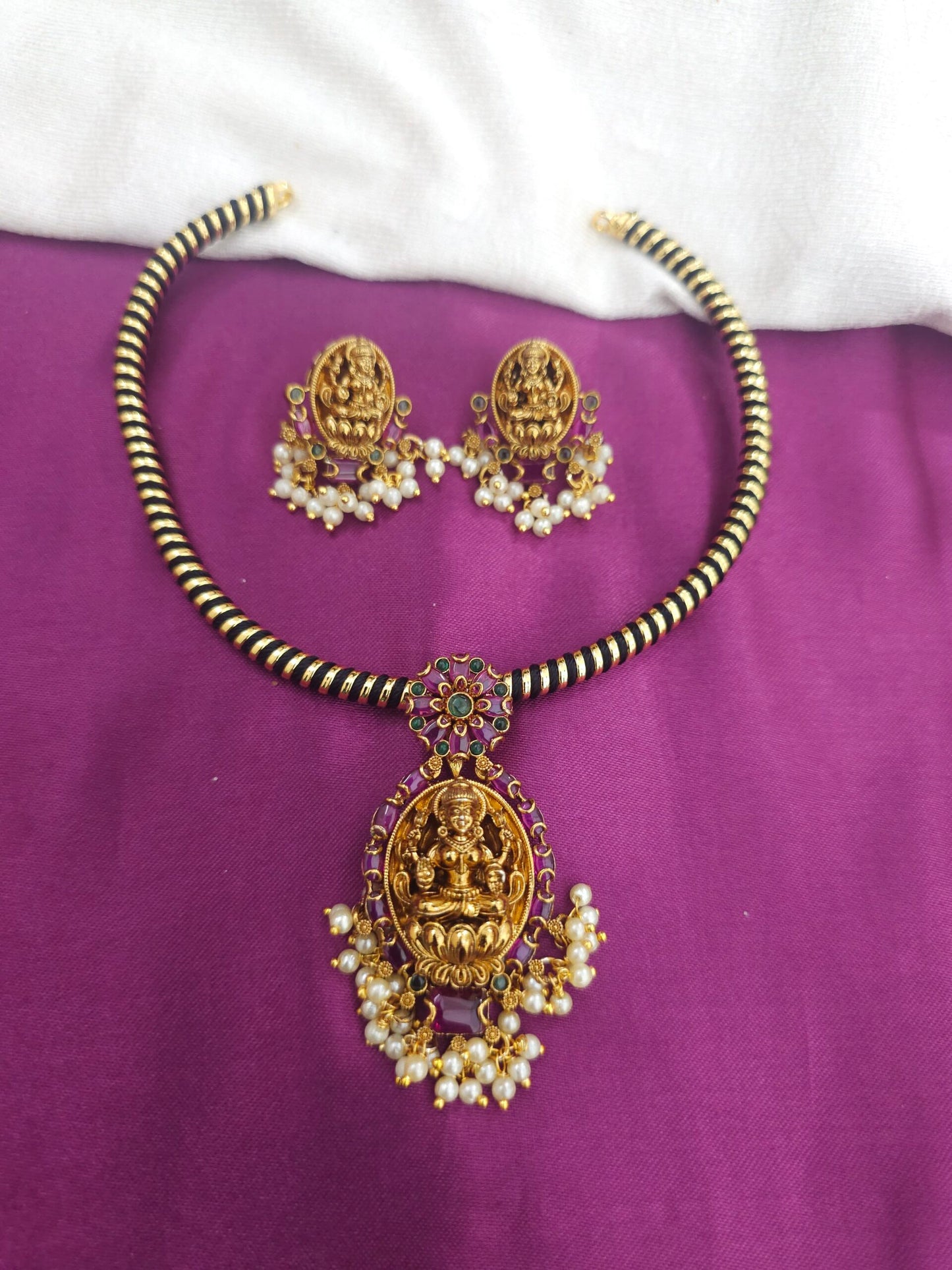Hasli with pendent with eartops nakshi desighn