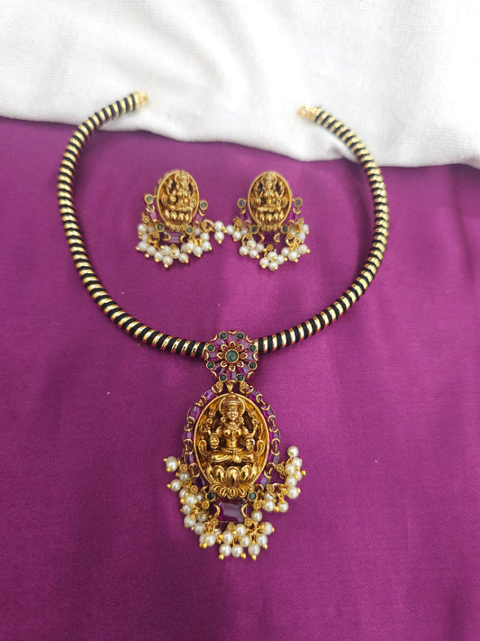 Hasli with pendent with eartops nakshi desighn