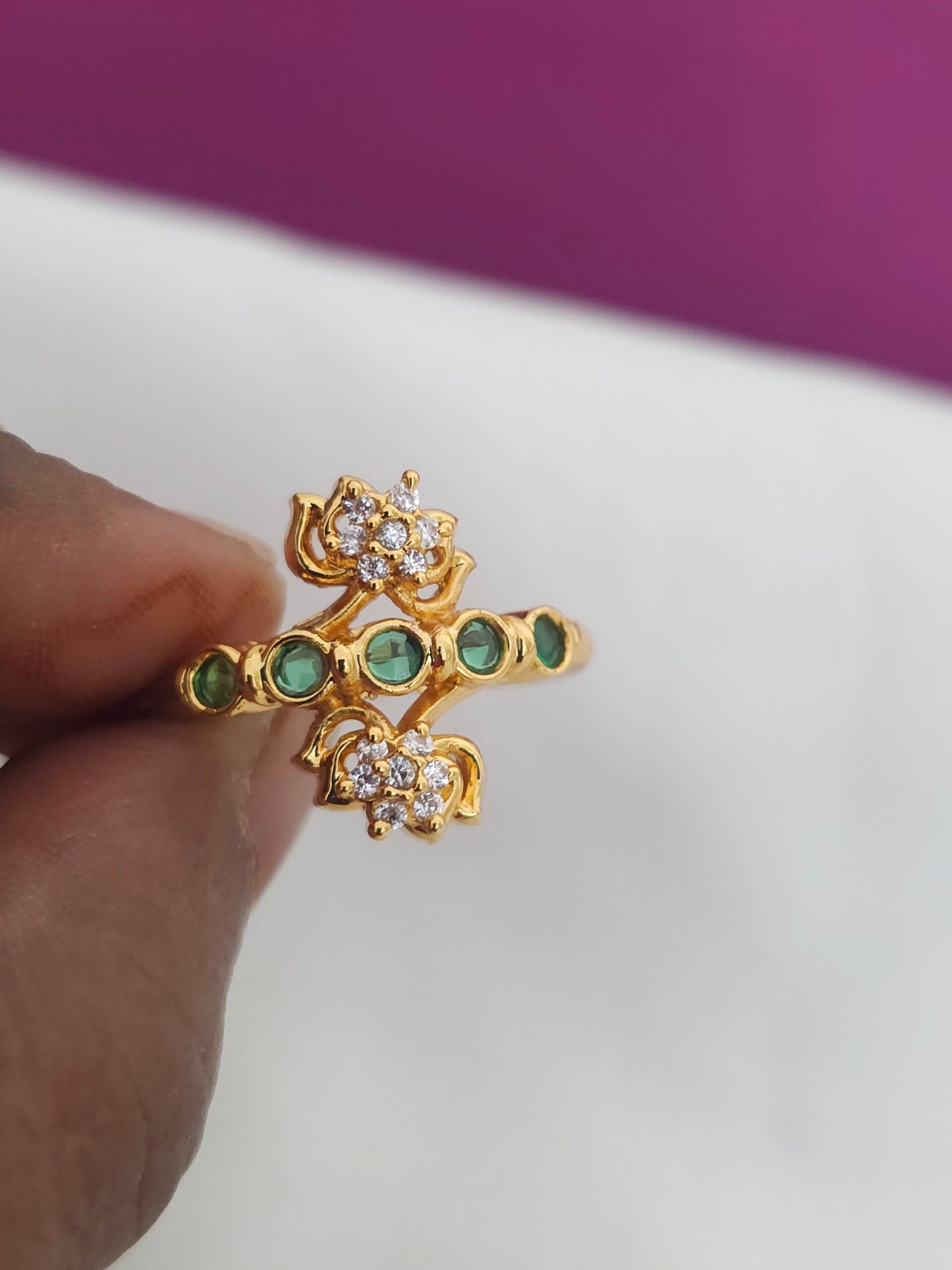 Adjustable finger ring with emeralds stones