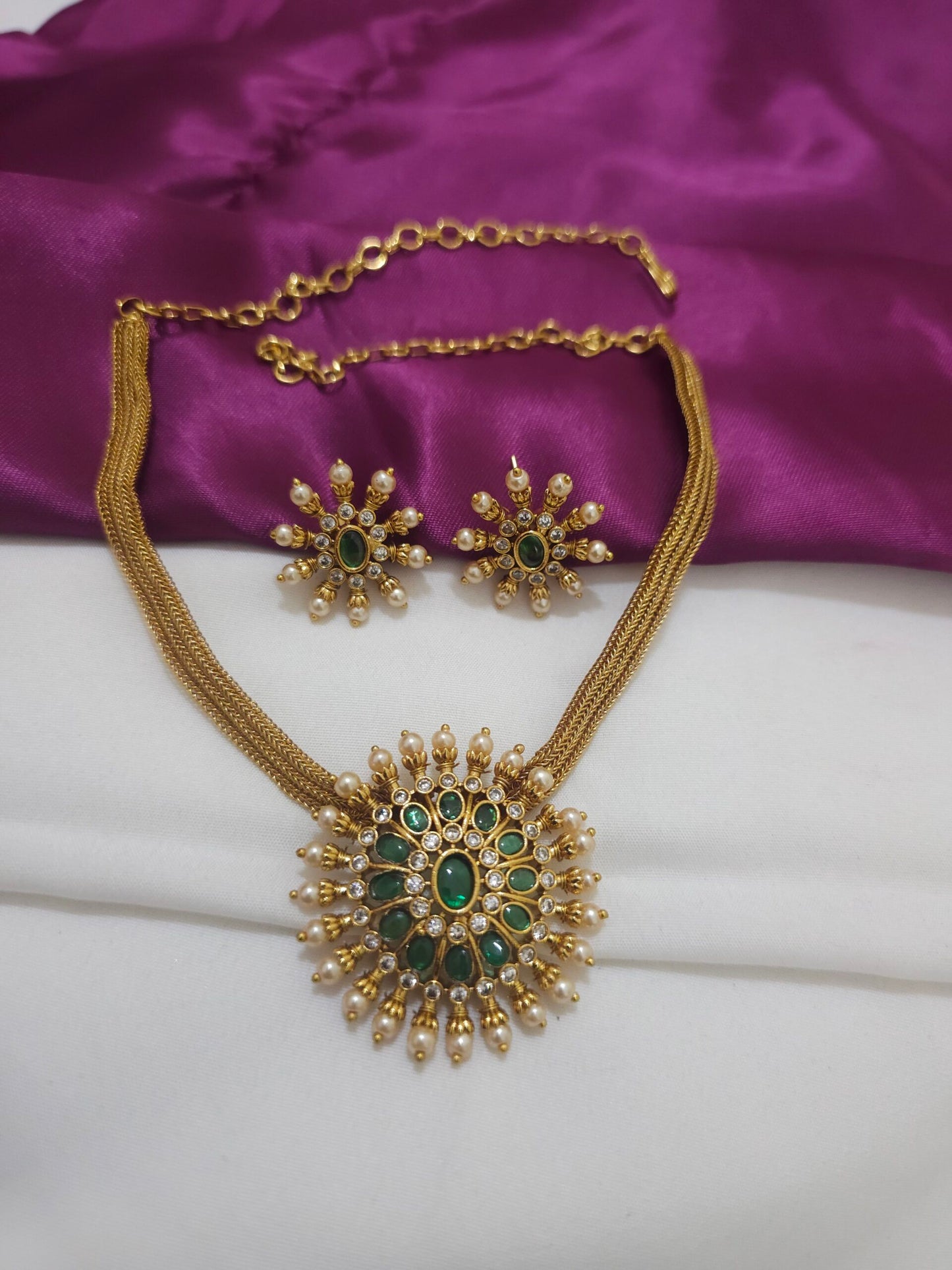 Neck choker with green stone