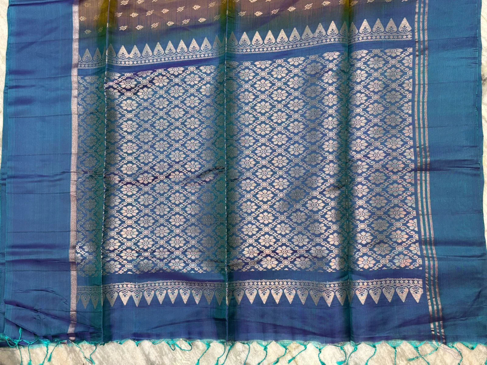 Exquisite Dual-Tone Soft Silk Saree with Peacock Blue Temple Border & Rich Zari Pallu - pochampallysarees.com