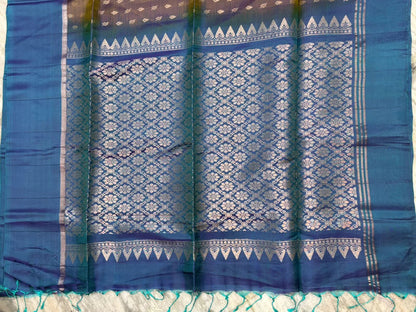 Exquisite Dual-Tone Soft Silk Saree with Peacock Blue Temple Border & Rich Zari Pallu - pochampallysarees.com