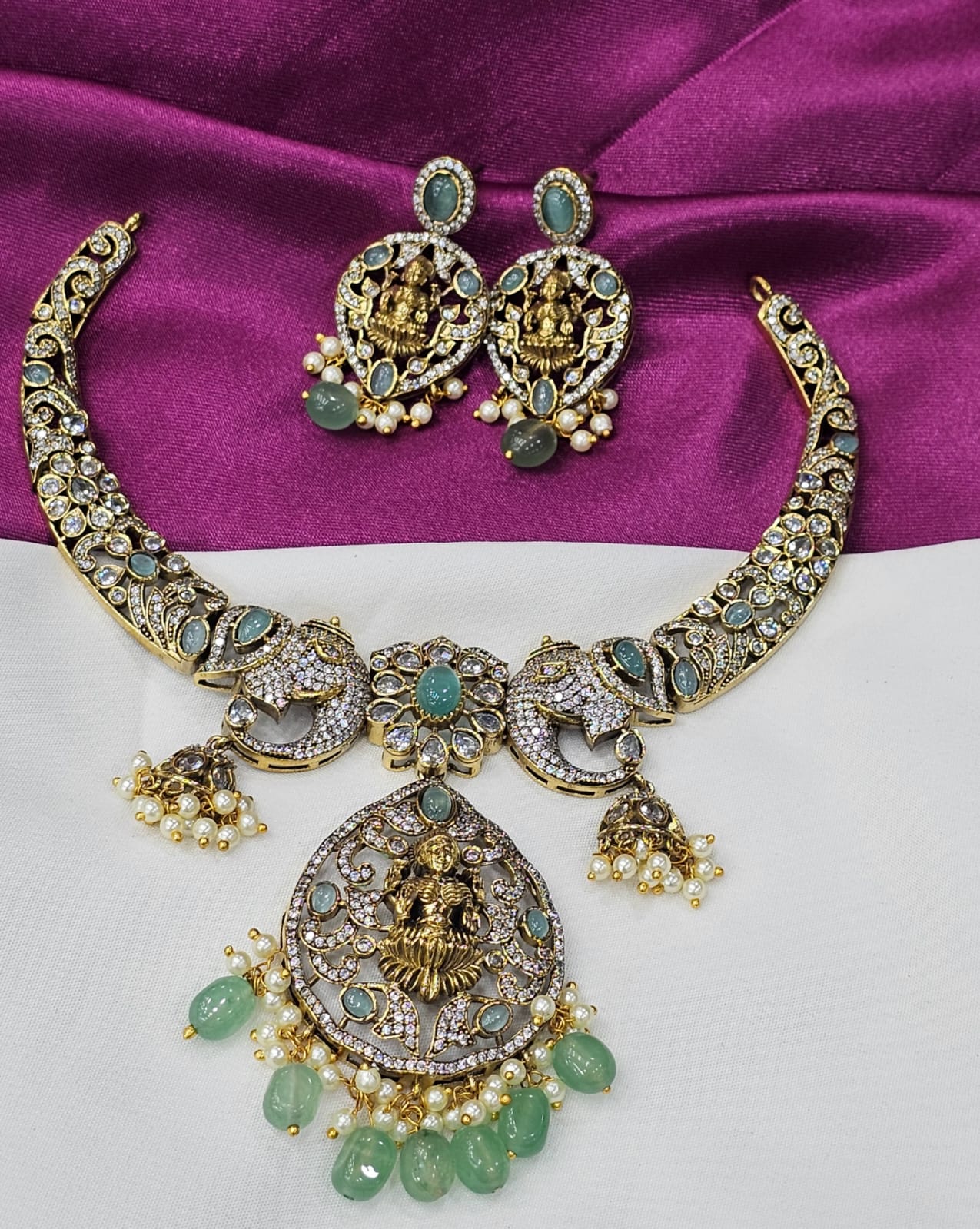 Victorian neck set just 2400