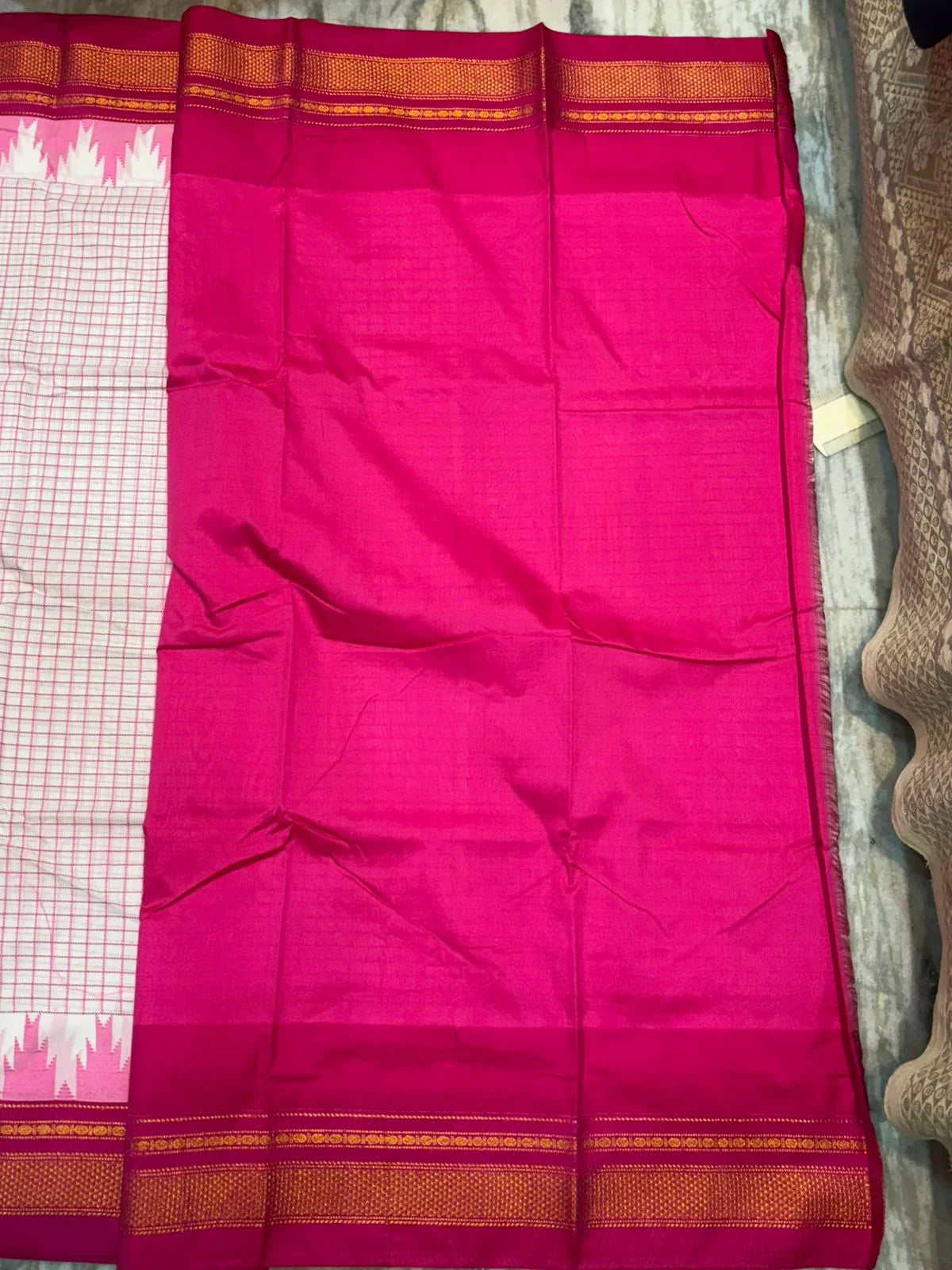 Traditional White & Pink Pure Gadwal Silk Saree with Zari Border - pochampallysarees.com