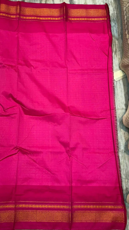 Pure Gadwal Silk Saree in Parrot Green & Magenta Pink | Authentic Handwoven Traditional Saree - pochampallysarees.com