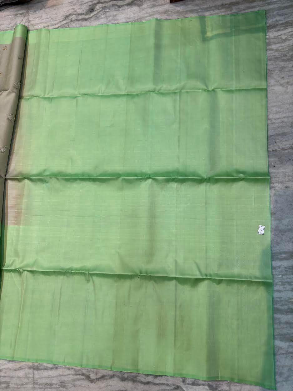 Women's Elegant Grey & Mint Green Soft Silk Saree | Gold Zari Temple Border & Diamond Pallu | Traditional South Indian Festive Wear | With Tassels - pochampallysarees.com