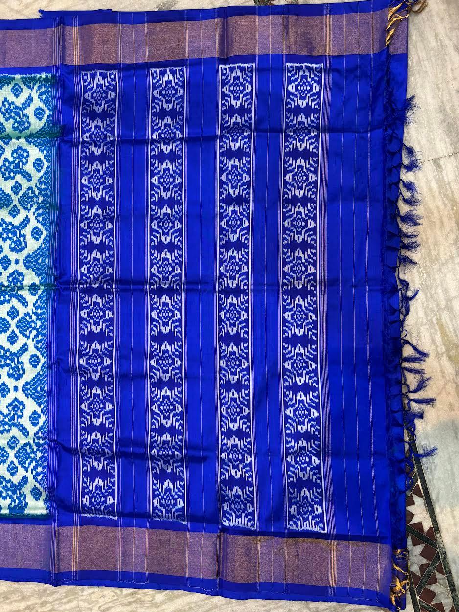 Pure Pochampally Ikkat Patola Silk Saree – Royal Blue & Cream | Handloom Double Ikat Pattern | Traditional Wedding Wear - pochampallysarees.com