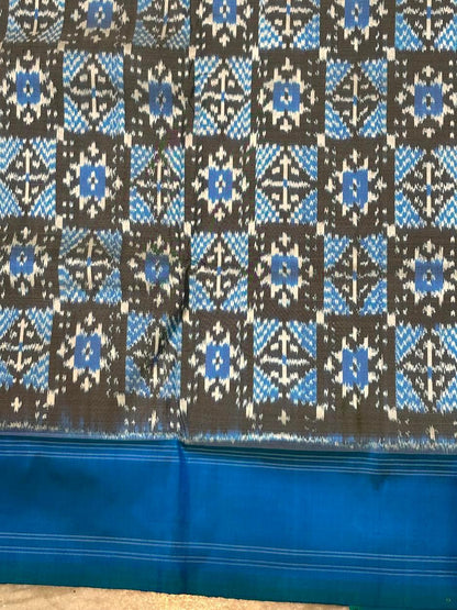 Authentic Pochampally Ikkat Pure Silk Saree – Charcoal Grey & Royal Blue Geometric Pattern with Contrast Border | Handloom Pattu Saree for Weddings - pochampallysarees.com