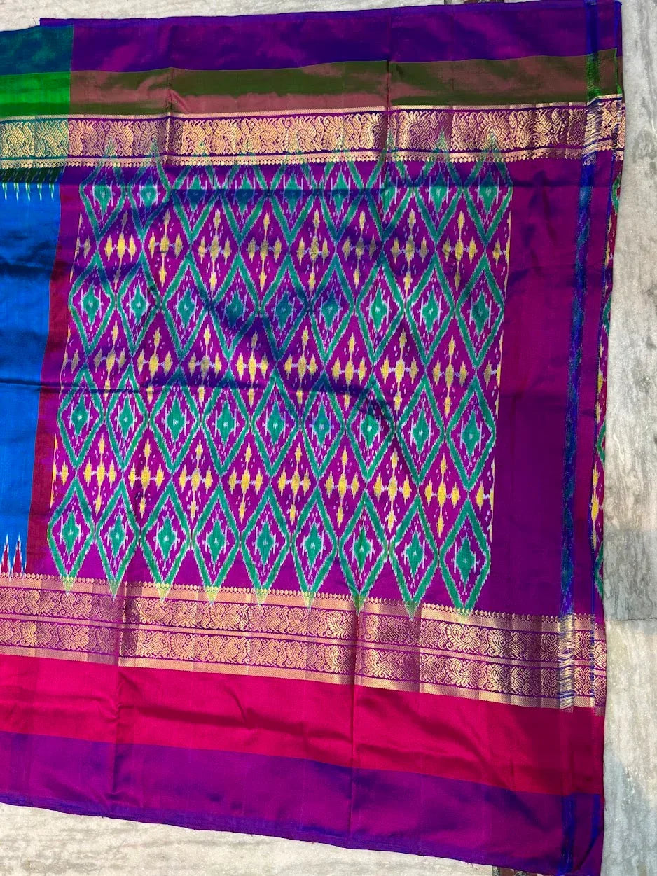 Pochampally Ikat Silk Saree – Blue Body with Ganga-Jamuna Borders (Pink & Green) | Dual-Tone Handloom Classic - pochampallysarees.com