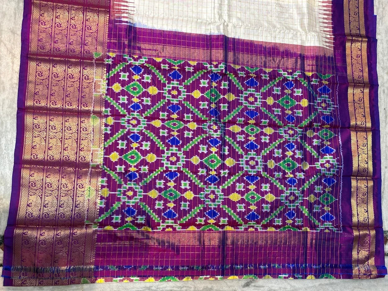 Pure Handloom Ikkat Silk Saree in Off-White & Purple | Gold Zari Check Body with Geometric Pochampally Pallu | Traditional Wedding Pattu Saree - pochampallysarees.com