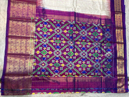 Pure Handloom Ikkat Silk Saree in Off-White & Purple | Gold Zari Check Body with Geometric Pochampally Pallu | Traditional Wedding Pattu Saree - pochampallysarees.com