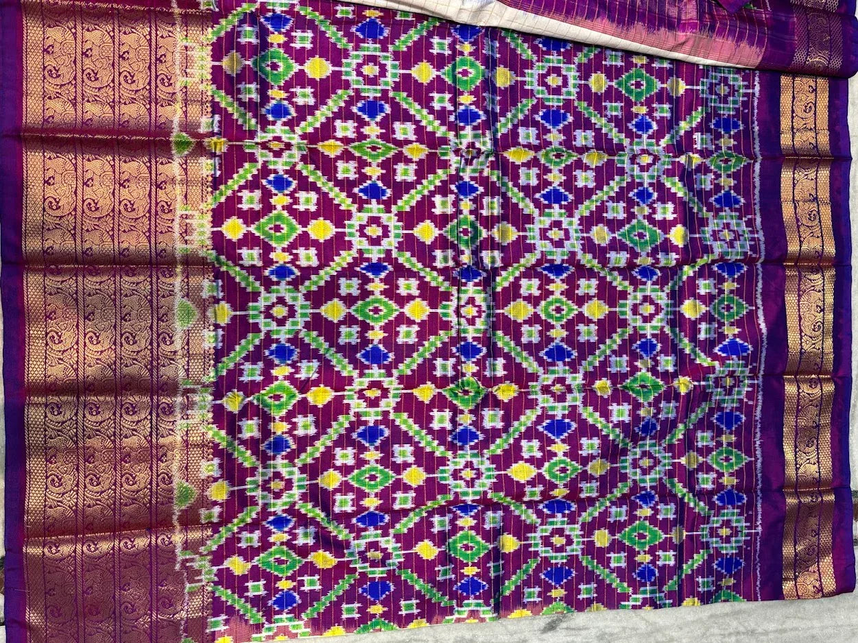 Pure Handloom Ikkat Silk Saree in Off-White & Purple | Gold Zari Check Body with Geometric Pochampally Pallu | Traditional Wedding Pattu Saree - pochampallysarees.com
