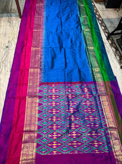 Pochampally Ikat Silk Saree – Blue Body with Ganga-Jamuna Borders (Pink & Green) | Dual-Tone Handloom Classic - pochampallysarees.com
