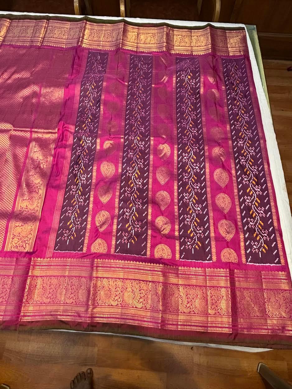 Pure Pochampally Ikat Silk Saree with Heavy Kanchi Gold Zari Border | Dual-Tone Magenta & Purple Fusion Wedding Saree - pochampallysarees.com