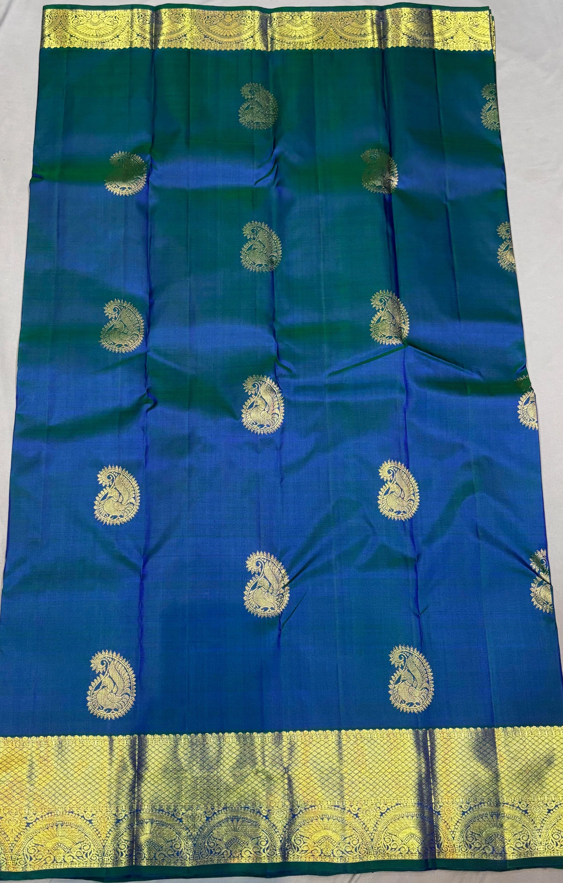 Authentic Pure Kanchipuram Pattu Saree in Royal Blue & Green | Silk Mark Certified - pochampallysarees.com